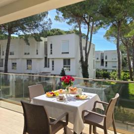 Beachside Apartments, hotel in Lalzit Bay