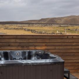 Volcano Escape Grindavík with hot tub, hotel in Grindavík