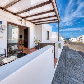 Casita Luisa - Ping pong and 300M to the Beach By Lanzarote Vacation Homes