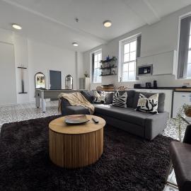 Stylish Aparthotel with Parking, Office&Pool Table, hotel u gradu 'Dudley'