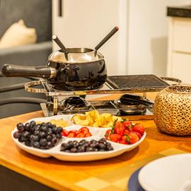 Apartamento com Café no 1º Dia, Kit Fondue e Aquecedor no Quarto a 300m da Praia para Casais
