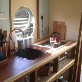 The Gypsy Caravan Sleeps 5 with alfresco dining, hotel in Llanfairpwllgwyngyll