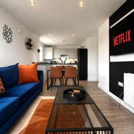LUXURY & STYLISH Bedford Apartment, SLEEPS 5, FREE PARKING, 2 BATH, 4 Separate Beds and close to M1