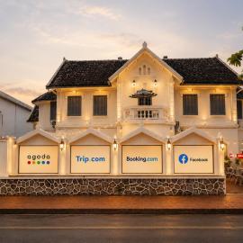 MONSANE VILLA Centrally located, opposite the night market
