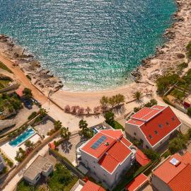 Beachfront Villa Sevid with heated pool and jacuzzi, hotel a Zaglavice