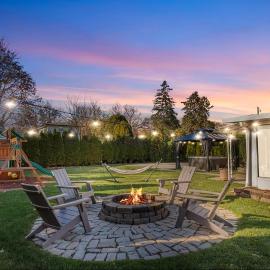 Spacious 5BR Milwaukee Home with Hot Tub and Backyard, Hotel in Milwaukee