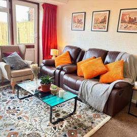 The Nash Retreat Near QEQM, Shops, Beach, Free Parking