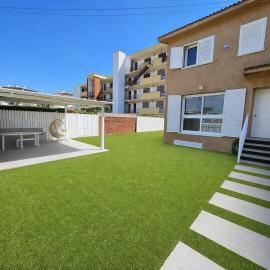 Family Home Right Next to the Beach, hotel a Cunit