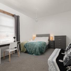 Luxury Haven 3-BDR House - Perefct for Contractors & Long Stays - Guests 8 - Hi-Speed Wi-Fi - Private Garden - Free Street Parking, hotel in Denton