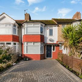 Spacious 3 Bedroom Home in London with Driveway Parking