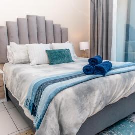 Luxury Ultra Modern Apartment - Queen Bed, Inverter, Pool, Gym & Spacious Balcony