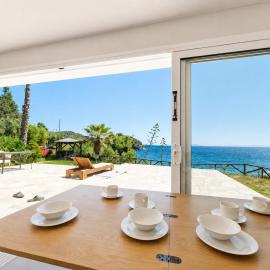 SEA La Vie Seafront Apartment, Kalogria Beach, hotelli kohteessa Kalogria
