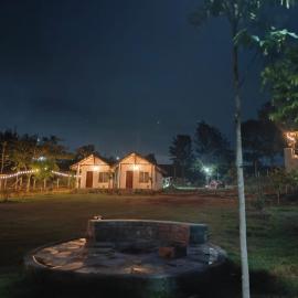 Saanjh Nature Retreat، فندق في Denkanikota