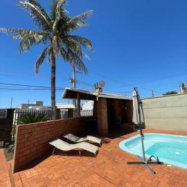 Ótima casa 3 quartos, piscina, bem localizada