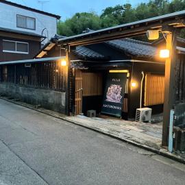 安里乃仲Traditional samurai residence with a family bath for rent Hideaway Villa with open-air bath, wood deck terrace, AI massage chair، فندق في كورومي
