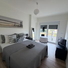 Modern Big Room with Balcony in New Apartment, hotel a Montijo