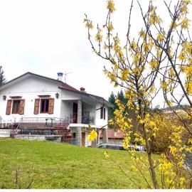 A cozy room with a terrace in the mountains, hotell sihtkohas Consuma