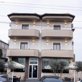 Modern 110 m2 apartment near Tirana and airport, hotel in Valias
