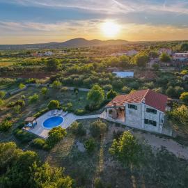 Villa Stone Pearl with heated swimming pool, hotel in Sveti Filip i Jakov