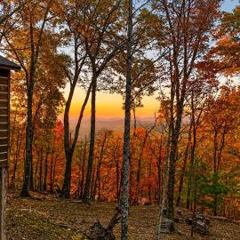 scenic and romantic cabin- 20 min to Blowing Rock، فندق في بلاوينغ روك