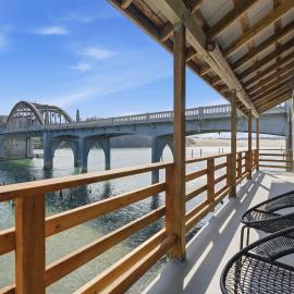 Incredible Riverfront Oasis with Wraparound Deck & Cozy Interior – hotel w mieście Florence