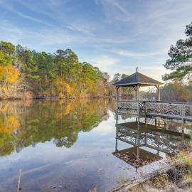 Spacious Lakefront, hotel in Fayetteville