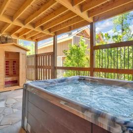 Splash Mountain Lodge – Luxury 4BR Chalet with Indoor Pool, Game Room and Hot Tub