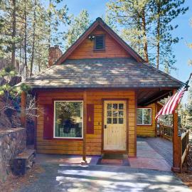 Stunning Home with Lake Views Private Beach Access, hotel v mestu Zephyr Cove