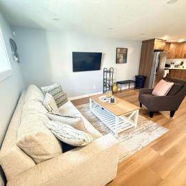 2 bedroom Cozy Secondary-Basement suite, hotel en Calgary