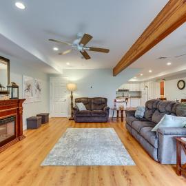 Fire Pit & Forest Views: Lakes Region Retreat, hotel din Holderness