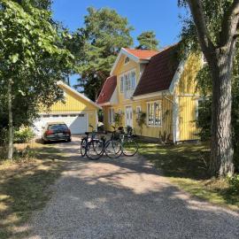 Amazing location at sandy beach with outdoor jacuzzi, hotel a Höllviken