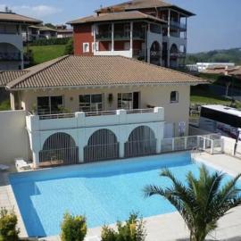 Appart duplex à Ciboure, 3 chambres, 49 m2 avec grand balcon, Résidence avec piscine à 800m de la plage，蘇庫亞的飯店