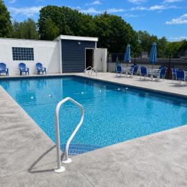 Gilford Beachfront Stay, Pool, WiFi & Parking Incl, hotel u gradu 'Laconia'
