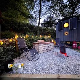 Shepherds hut near beach hot tub Lakeside, hotel v destinaci Parkham