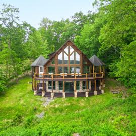 Lakeshine Chalet: Stunning View Hot Tub Fire Pit, viešbutis mieste Makhenris