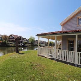 Bungalow by Water near Rotterdam with Sauna, hotel a Simonshaven