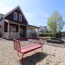 Bungalow in Zuytland Buiten with Fishing Platform, Hotel in Simonshaven