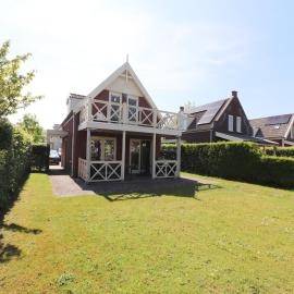 Bungalow in South Holland with Private Jetty, hotel a Simonshaven