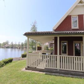 Bungalow in South Holland with Private Jetty, hotel a Simonshaven