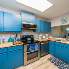 Cozy Renovated Condo - Walk to Town & Beach!