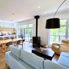 Modern Cottage on Blue Sea Lake on Cycling Route, hotel en Messines