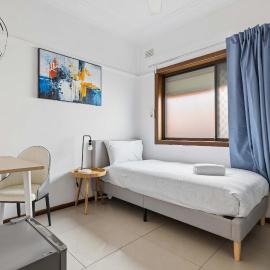 Single Room at Blacktown - Close to Sydney Zoo & Westpoint - Shared Bathroom، فندق في بلاكتاون