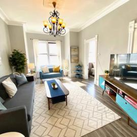 Walk to Wrigley 3BR1BA Sleeps 8 Free Parking, מלון בשיקגו