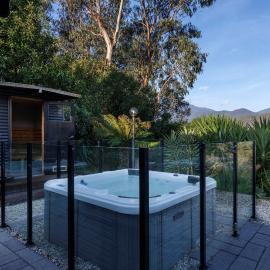 Bogong View Retreat - Spa, Sauna & Alpine Views, hotel in Mount Beauty