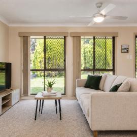 The Sunny Brick Cottage | Bright Home w/ Patio、Rochedale Southのホテル