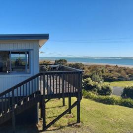 Karoro - laid-back bach with epic views!, hotel u gradu Raglan