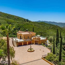 Gated Malibu Estate with Pool, Movie Theater, Sauna, Canyon Views, hotel en Malibú