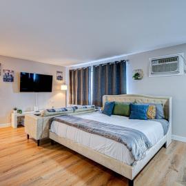 Luxury King Bed • Remodeled Safe Chicago Condo