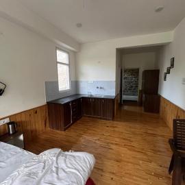 Taksh Holiday Home, hotel a Kukri Ser