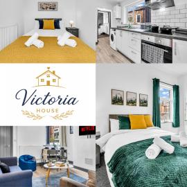 Victoria House 3BR near Royal Stoke Hospital with Parking
